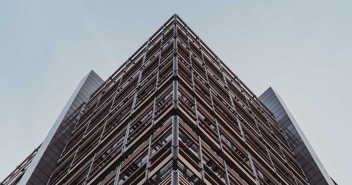 Warehouse inventory management system with AI monitoring